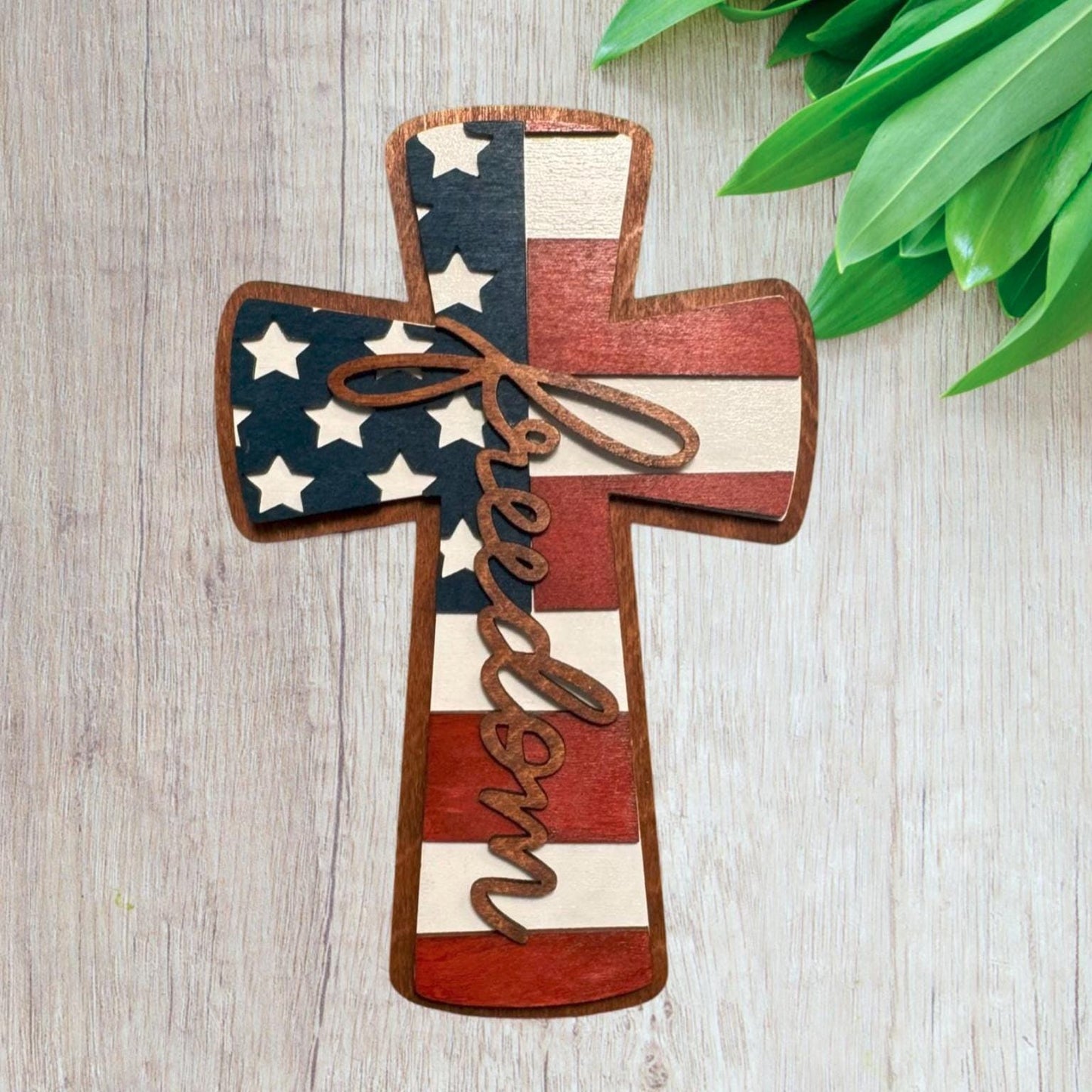 Patriotic Wooden Cross Sign β Freedom Wall Decor β Rustic American Flag Faith Sign β Memorial Day β 4th of July β Veterans Gift β USA Decor
