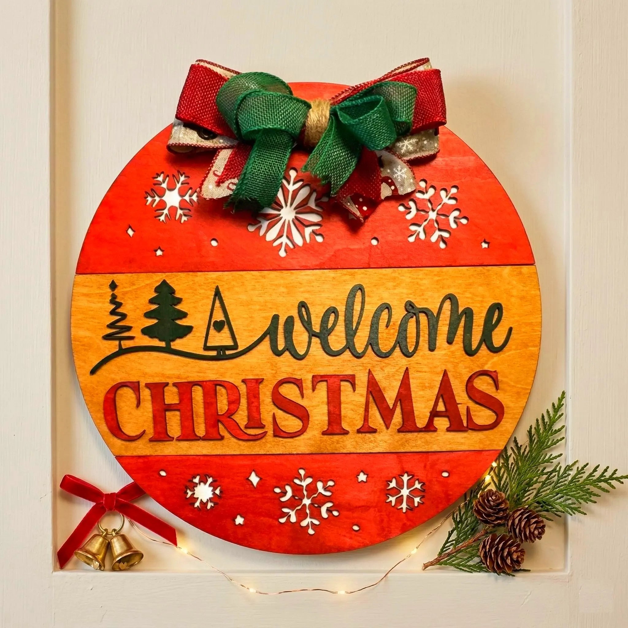 Welcome Christmas Sign – Round Wooden Door Hanger – Layered Holiday Decor with Seasonal Bow Seasonal Door Hanger